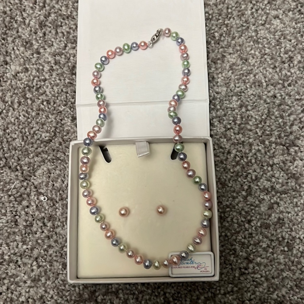Freshwater pearl necklace and earring set